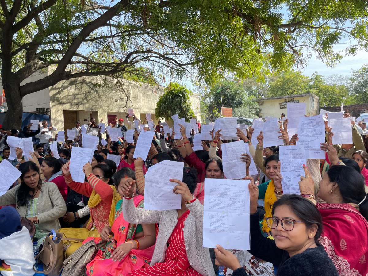 #12460_शिक्षक अभ्यर्थी नियुक्ति पत्र मिलने के बाद दर-दर भटक रहे हैं
 6 वर्षों के संघर्ष बाद मिली नियुक्ति लेकिन
2 महीने बाद भी नहीं हुआ स्कूल आवंटन
<a href="/myogiadityanath/">Yogi Adityanath</a> माननीय मुख्यमंत्री जी हम कबतक मानसिक प्रताड़नाझेले क्या यही रामराज है <a href="/thisissanjubjp/">Sandeep Singh</a>
<a href="/Aamitabh2/">Amitabh Agnihotri</a> <a href="/bstvlive/">भारत समाचार | Bharat Samachar</a> <a href="/BJP4UP/">BJP Uttar Pradesh</a>