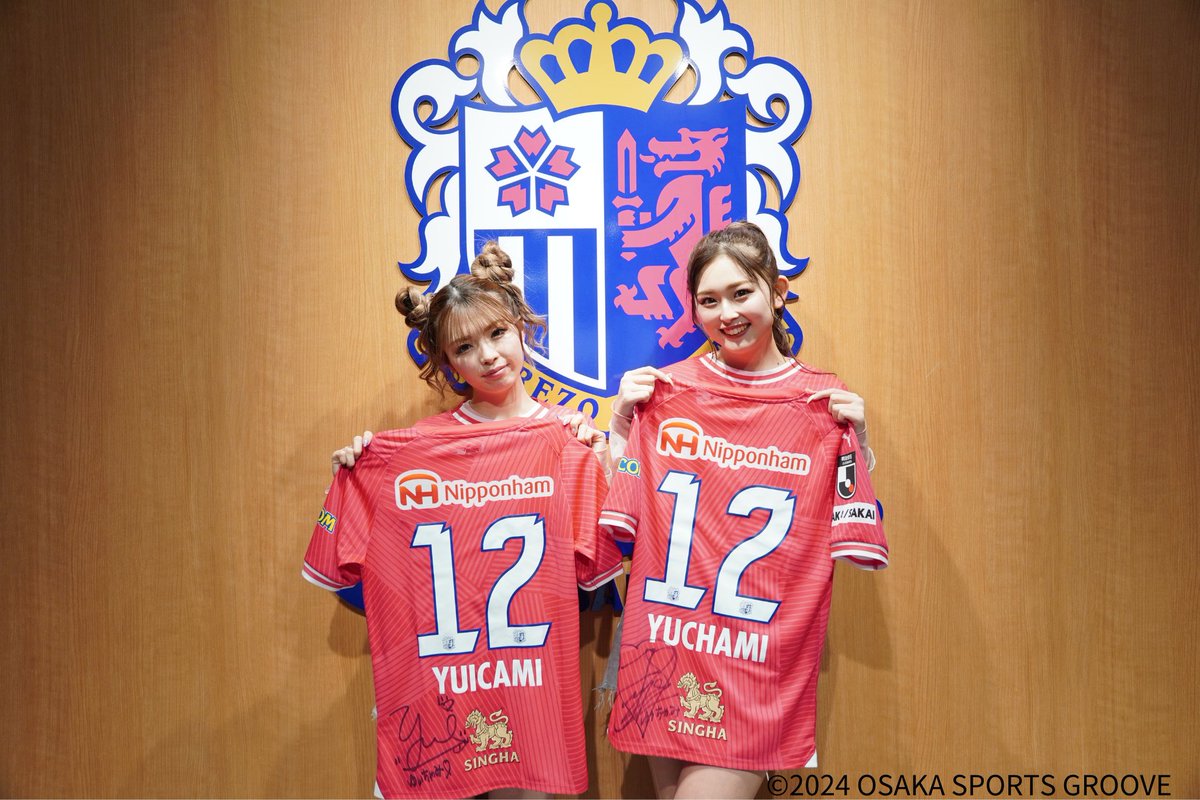 maishima_osg's tweet photo. ／
／
#セレッソ大阪 応援デー⚽️🌸
#ゆいちゃみ & #ゆうちゃみ ご来場記念
サイン&ネーム入りユニフォーム
4名様にプレゼント🎁🎁
＼
＼

大阪出身のお二人🔥🔥
WAKUWAKUステージでも
たくさんの地元トークで大盛り上がり👏
写真のどこかに、同じく本日ゲストの
 #山田勝己 さんも...？👀

＜応募方法＞
✅本アカウントをフォロー
✅本投稿をリポスト
締め切りは3/15（金）17:00まで！！

詳細はこちら👇
https://t.co/A96sn8uqmB
@yuuna09082424_ @Ex240130