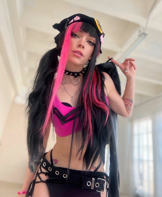 Thinking of making a real Zoe cosplay, what do you think?❣️ https://t.co/h5MmSTeaK5