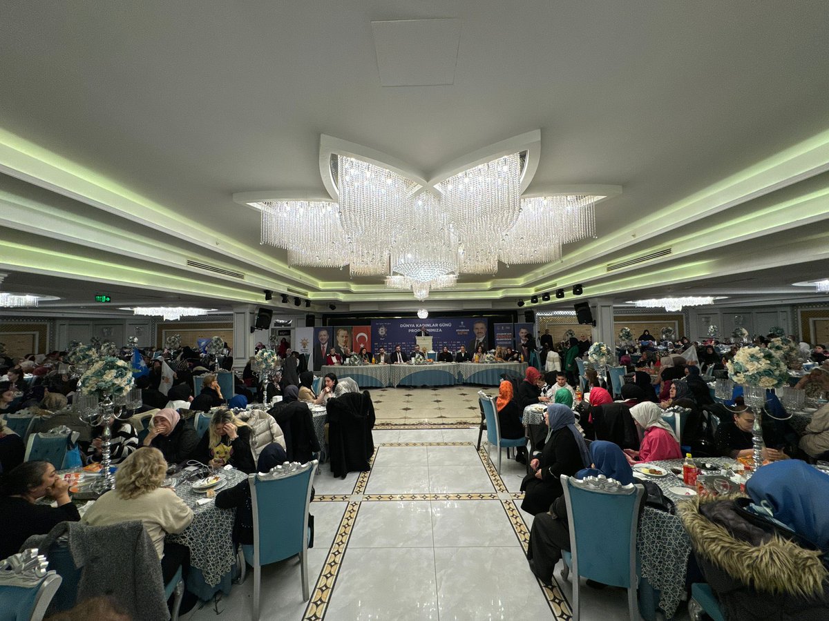 8 Mart Dünya Kadınlar Günü vesilesiyle Ataşehir’deki okullarımızın kadın Okul Aile Birliği Başkanları ve Yönetimleri ile bir araya geldik. Okullar, eğitim ve gençliğe yönelik yapacaklarımızı ve projelerimizi  konuştuk. Salonun motivasyonu muhteşemdi. Ataşehir’in güçlü