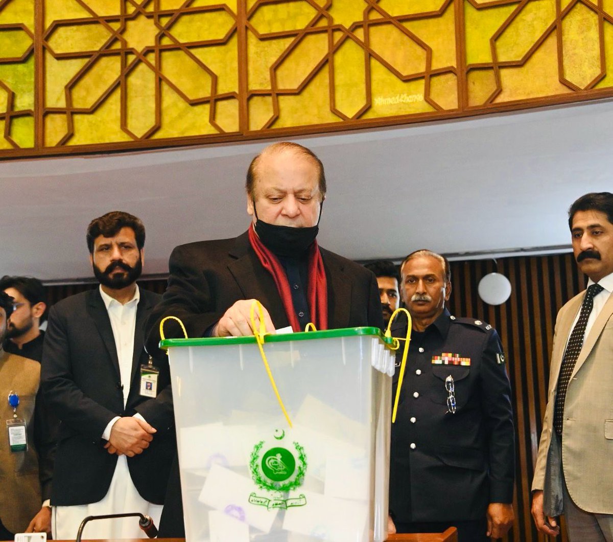 کنگ میکر میاں محمد نواز شریف نے صدارتی امیدوار آصف علی زرداری کے لیے اپنا ووٹ کاسٹ کردیا