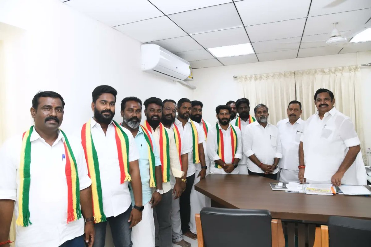 tnmaruthusenai's tweet photo. வருகின்ற பாராளுன்ற தேர்தலில்  அதிமுக தலைமையிலான கூட்டணியில் அண்ணன் @Udhayakumar_RB  மற்றும் OS.மணியன் அவர்களின் பரிந்துரையில்  பொதுச்செயலாளர் உயர்திரு.@EPSTamilNadu அவர்களை சந்தித்து எனது ஆதரவை தெரிவித்தேன். https://t.co/moleFRRmEa