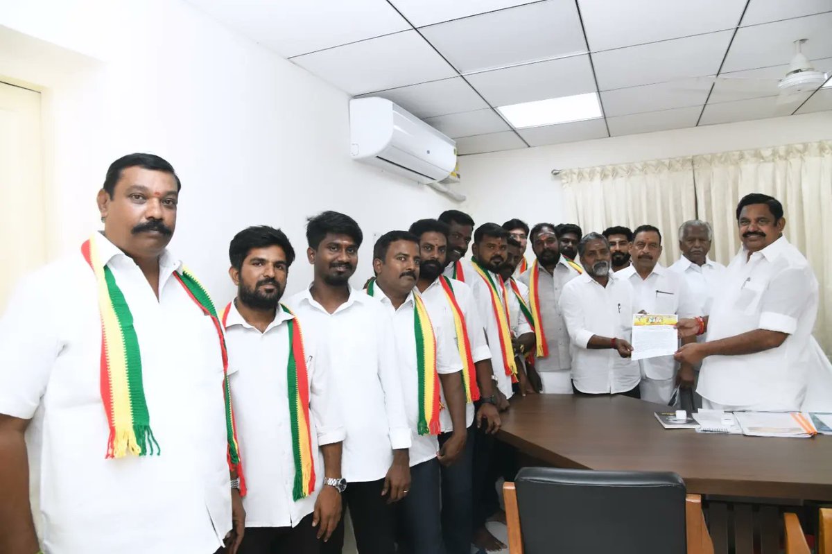 tnmaruthusenai's tweet photo. வருகின்ற பாராளுன்ற தேர்தலில்  அதிமுக தலைமையிலான கூட்டணியில் அண்ணன் @Udhayakumar_RB  மற்றும் OS.மணியன் அவர்களின் பரிந்துரையில்  பொதுச்செயலாளர் உயர்திரு.@EPSTamilNadu அவர்களை சந்தித்து எனது ஆதரவை தெரிவித்தேன். https://t.co/moleFRRmEa
