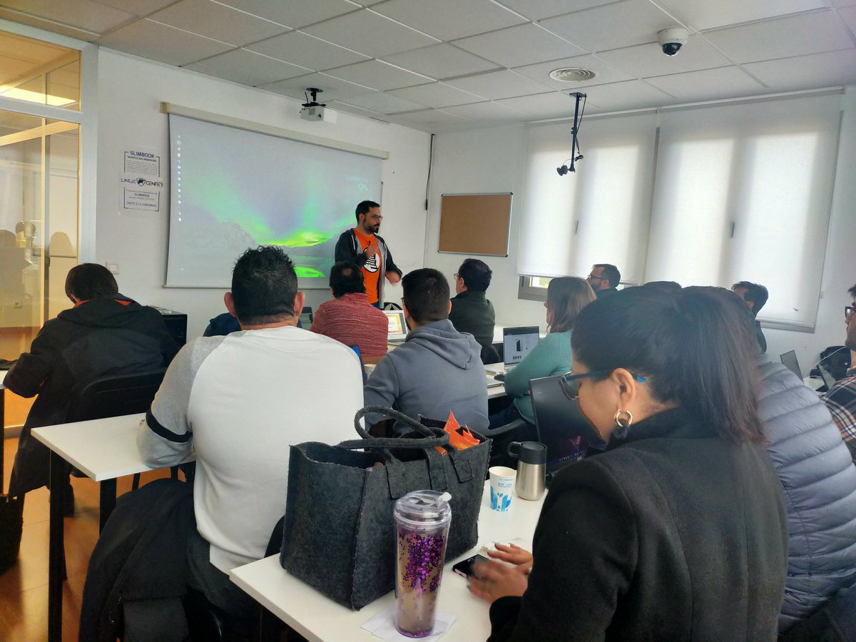 Empezando el taller de Bash a cargo de Borja López en <a href="/LinuxCenterES/">Linux Center Spain</a> de <a href="/slimbook/">SLIMBOOK</a>, desopués fiesta de lanzamiento de #plasma6 de la <a href="/kdecommunity/">@kde@floss.social</a>