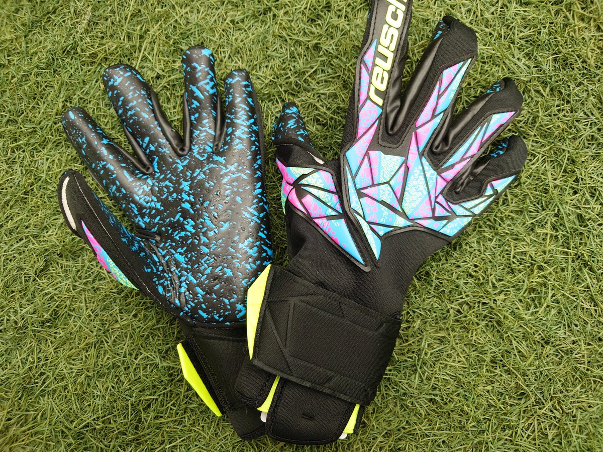 t_chiba_fb's tweet image. #reusch 🆕グローブ🧤
アトラクト フュージョン
ストラップ付き日本限定モデル🇯🇵

最高レベルのグリップ性能で
全天候型・耐久力を兼ね備えた #ロイシュ トップモデル！
手首の蛍光色部分のスリットにより着脱もしやすいです！

#ゴールキーパー
#キーパーグローブ
#キーグロ
#ときわ千葉