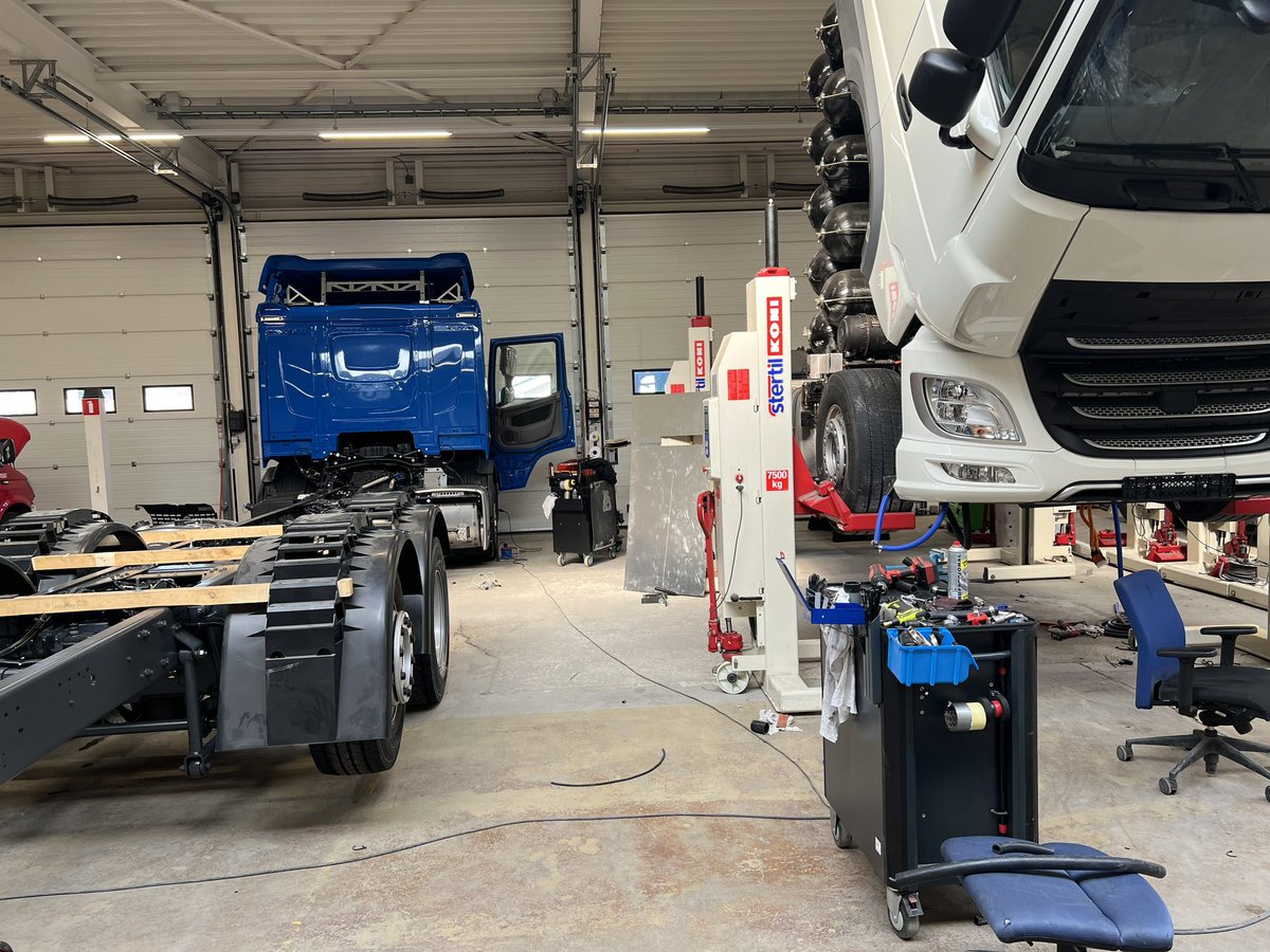 Ook deze DAF XD word bij ons omgebouwd naar waterstof.
Steeds meer klanten laten hun vrachtwagens ombouwen naar waterstof brandstofcel.

In ons bedrijf Holthausen Clean Technology BV zijn wij gespecialiseerd in het er uithalen van de diesel motor en een terug plaatsen van een