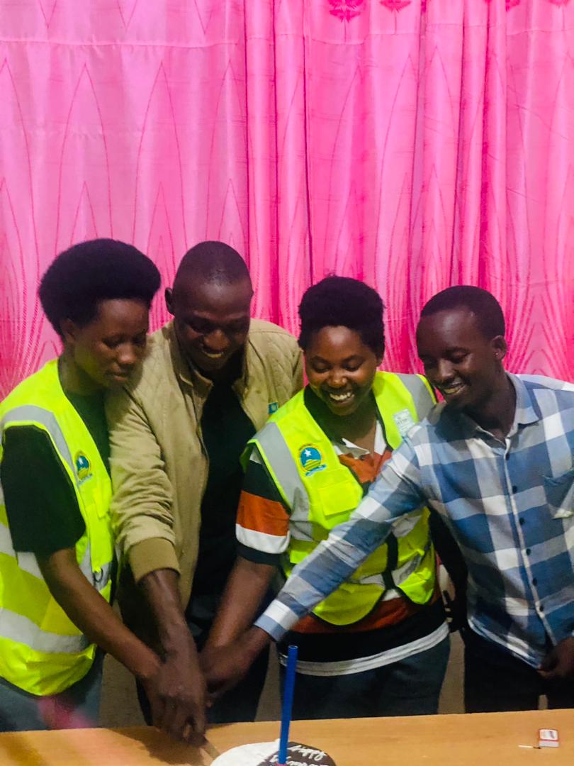 Mu rwego rwo kwizihiza umunsi Mpuzamahanga w'umugore, <a href="/RwandaYouthVol1/">Rwanda Youth Volunteers</a> ba <a href="/kacyiru_sector/">Kacyiru Sector</a> ku munsi w'ejo bifurije bashikibabo umunsi mwiza. Ni igikorwa cyaranzwe no gusabana ariko hanatangirwamo ubutumwa butandukanye bugamije gukomeza kubaka uru rwego <a href="/RwandaGender/">Ministry of Gender & Family Promotion | Rwanda</a> <a href="/Rwandapolice/">Rwanda National Police</a>