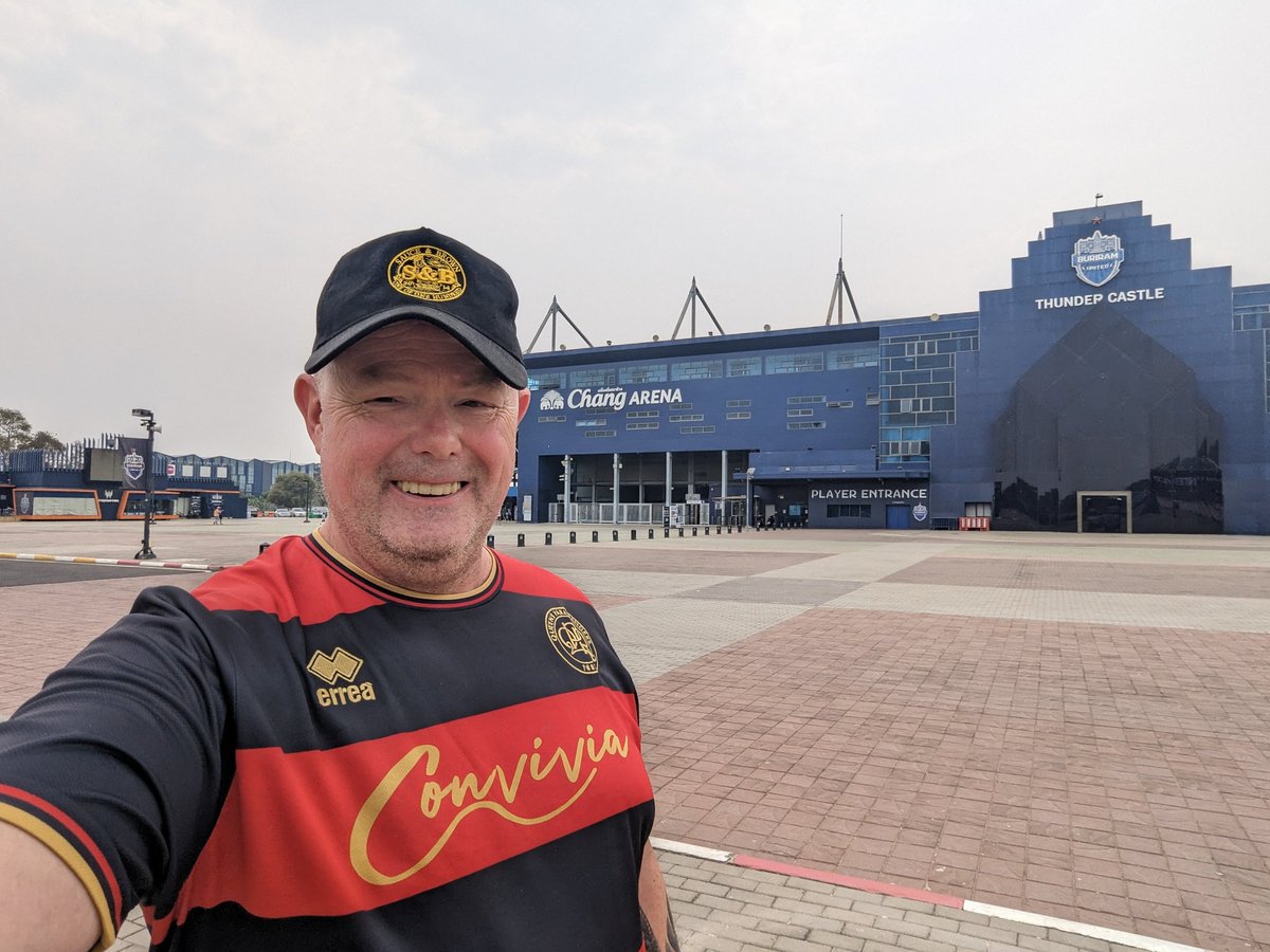 Dennis the menace in Buriram. <a href="/SauceandBrown/">Sauce & Brown</a> cap in an unusual setting. #livingmybestlife #makingmemories #QPR #buriramunited #thundercastle