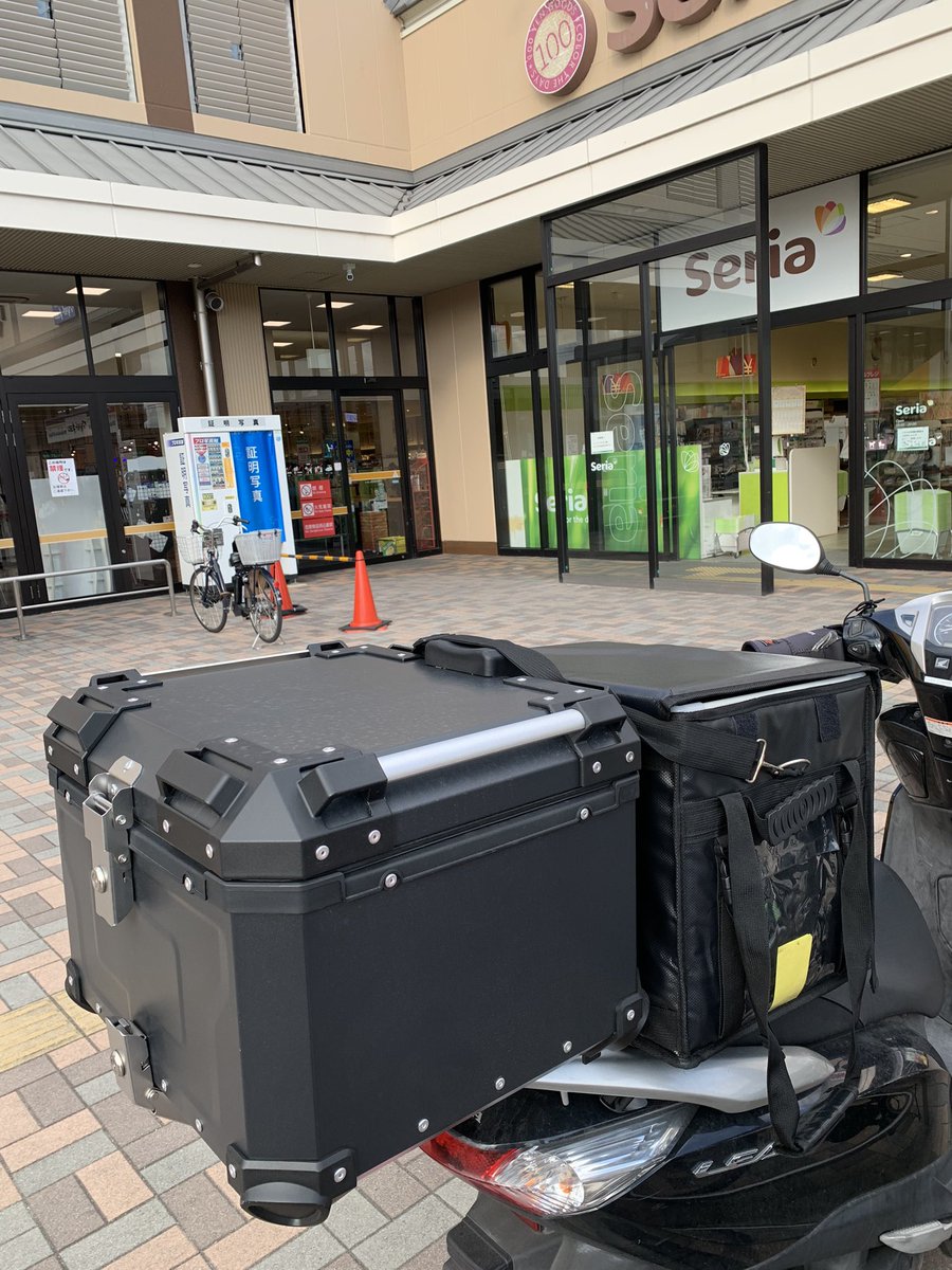 リアボックスの中はコーナンで買った防振マットを敷いて、サーモス25L