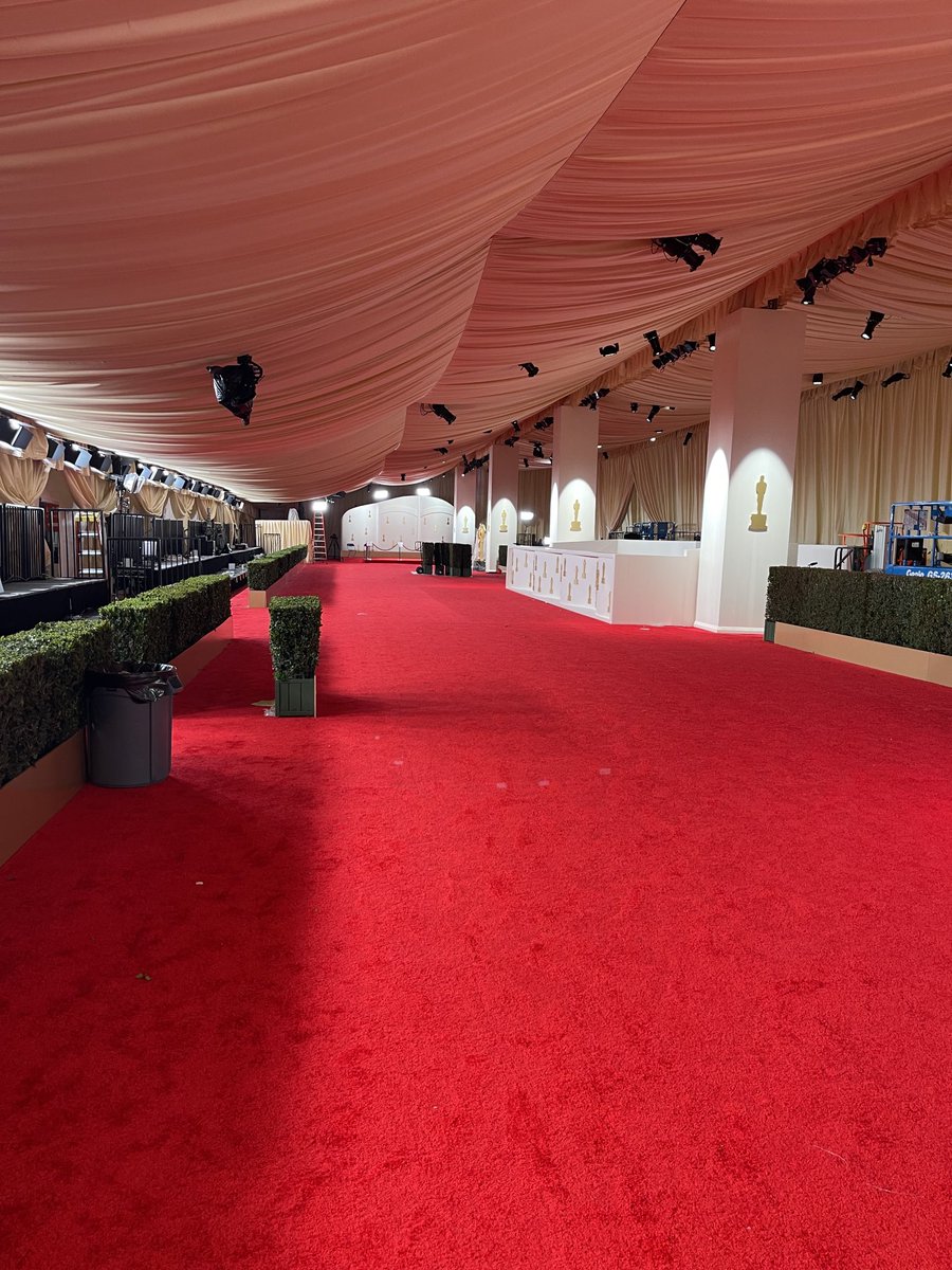 A moment of quiet tonight on the red carpet at The Oscars. Tomorrow, though, there will be people everywhere!