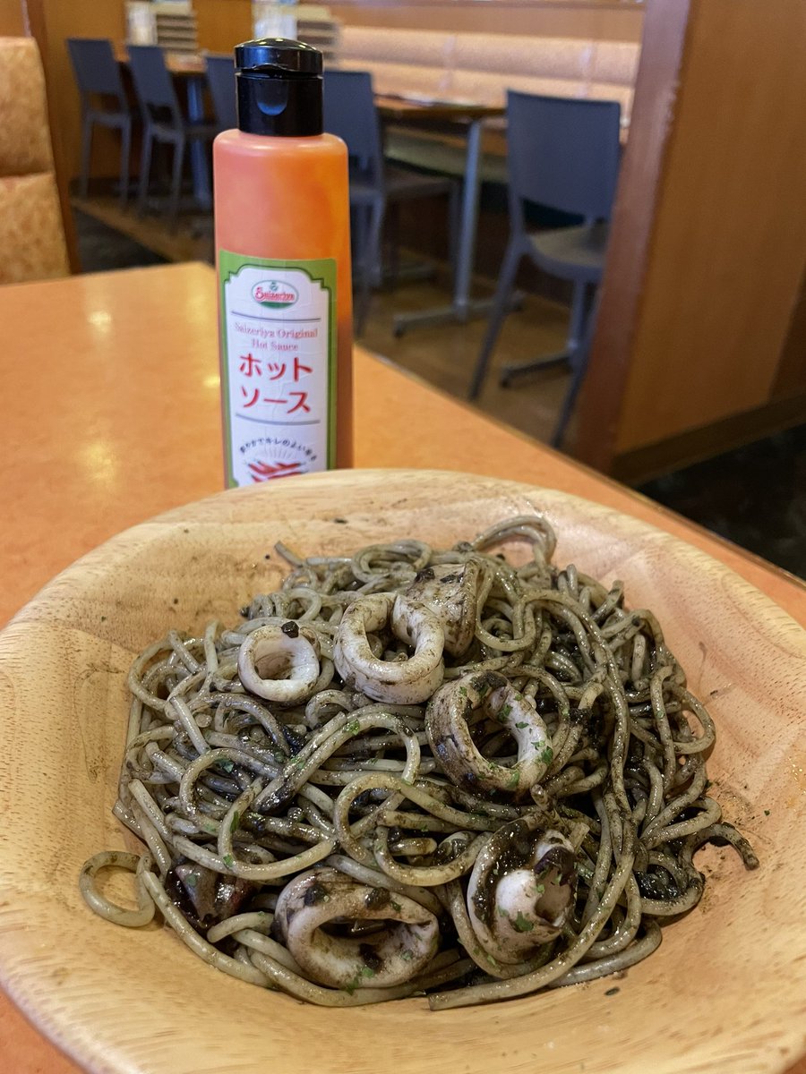 サイゼリヤの「イカの墨入りセピアソース」のピリ辛さが足りないなと思ってホットソースを掛けてみたらヤバすぎてクセになるからご注意を。