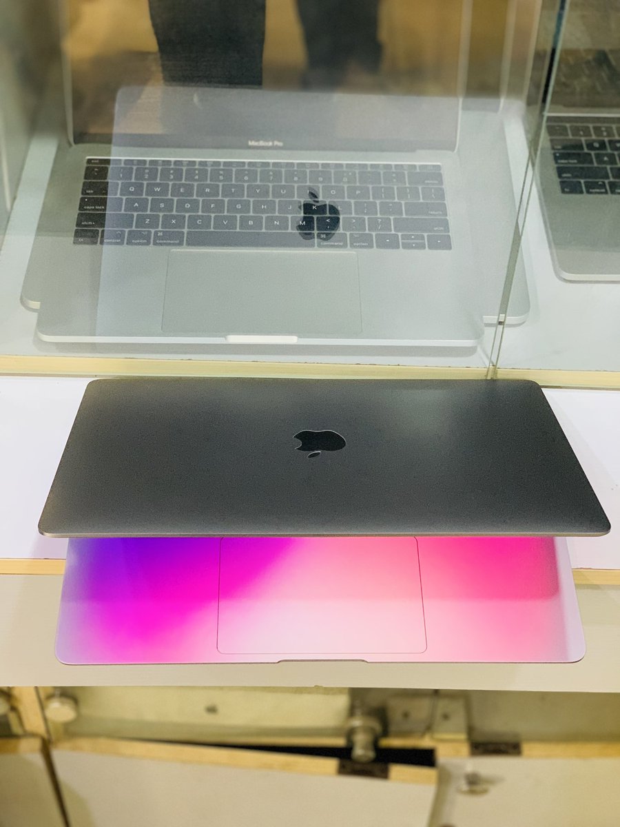 Jaymes_z's tweet photo. Giving out this MacBook Air 2020 M1 Chip | 256gb ssd | 8gb ram | Touch ID | 10-12 Hours long lasting Battery | Price N680,000 #Macbook #gadgetsales #Dattechguy IG@ JayDevices #iphone #apple #macbookair @Kingofvirtual @TheAbike_ @Ekitipikin @TalentedFBG @Jayplug_ng https://t.co/uGUEHFkj00