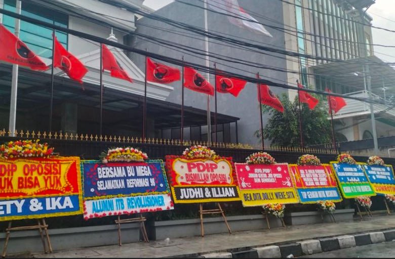 KakekHalal (@kakekhalal) on Twitter photo PDIP Banjir Karangan Bunga Dukung Hak Angket dan Jadi Oposisi
Kantor DPP <a href="/PDI_Perjuangan/">PDI Perjuangan</a> kemarin dibanjiri oleh karangan bunga dari berbagai kalangan masyarakat hingga komunitas.
Mayoritas tulisan dari karangan bunga tersebut berisi ajakan kepada PDIP untuk berada di barisan PDIP Banjir Karangan Bunga Dukung Hak Angket dan Jadi Oposisi
Kantor DPP <a href="/PDI_Perjuangan/">PDI Perjuangan</a> kemarin dibanjiri oleh karangan bunga dari berbagai kalangan masyarakat hingga komunitas.
Mayoritas tulisan dari karangan bunga tersebut berisi ajakan kepada PDIP untuk berada di barisan
