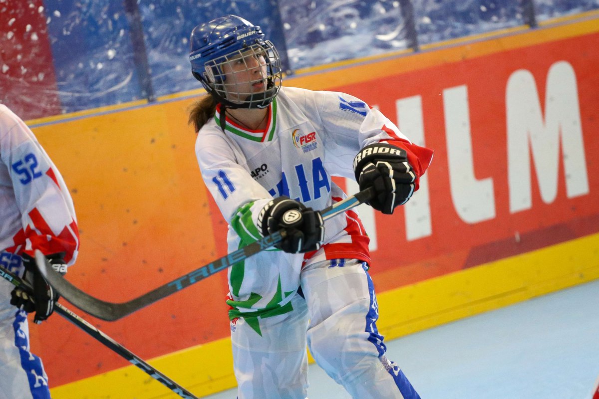 skate_italia's tweet photo. Adora viaggiare ✈ e ama le caramelle alla liquirizia 🍬, classe 1997, è nata a Roma ed è difensore nella nazionale femminile di #hockeyinline 🏒
Buon compleanno Federica Ercolani 🎊
#fisr #buoncompleanno #9marzo https://t.co/D2GcnVk1WE