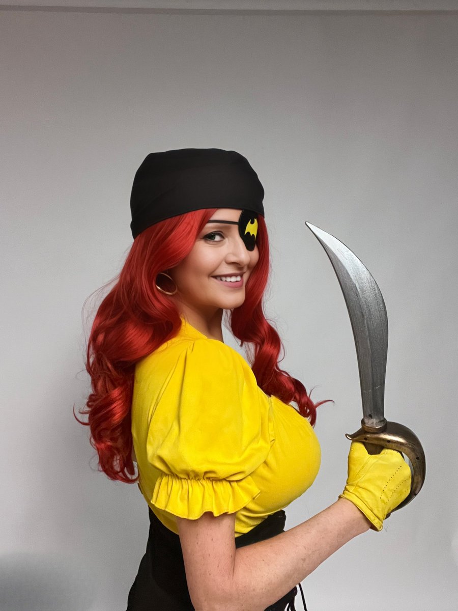 You’ve seen Pirate Wonder Woman. How about a little #Pirate #Batgirl for #superherosaturday? She was so much fun to put together and she’d definitely take to the high seas to battle scurvy knaves like Pirate Joker. 😊🖤💛🏴‍☠️

#batgirlcosplay #barbaragordon #cosplay #piratebatgirl
