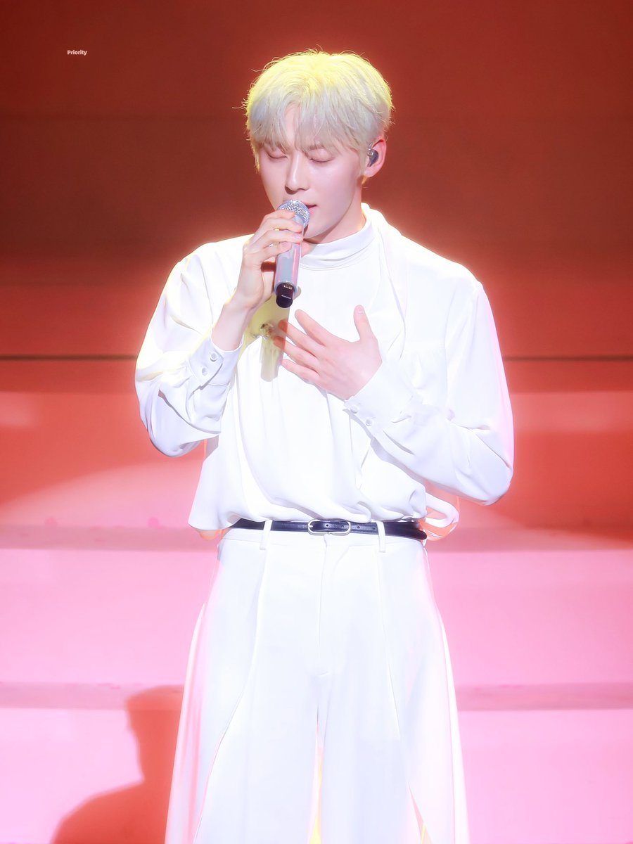 Priority89's tweet image. 240308 
황민현 옆에서🍑
도망 안 갈께🧡

#황민현 #HWANGMINHYUN 
#민현 #MINHYUN #도원결의