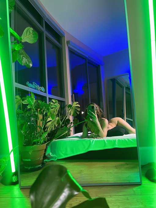 come over 💦 https://t.co/o4Yxmf3eEf