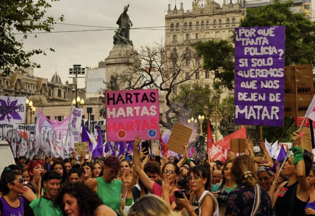 VIM_Media's tweet photo. At the Women’s Day March in Argentina, thousands of protesters unite to speak out against the new dictator Javier Milei &amp; gender-based violence. “Why do we need some many police if we just want them to stop killing us?” 💜💚🖤❤️🔥✊🏿📸IG:amielaketzali https://t.co/aF2fthzDG0
