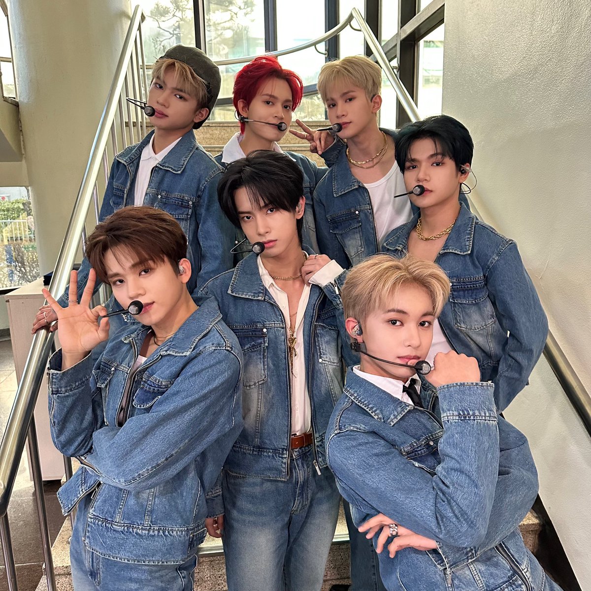 justforvinster's tweet photo. ANCHORS

Don’t forget that HORI7ON will perform at SBS Inkigayo tomorrow. The show will start at 3:40 PM KST (2:40 PHST). This will be their second promotion in Korea for ‘LUCKY.’ Let’s support them.

LUCKY ON INKIGAYO

#HORI7ONonINKIGAYO
#HORI7ON #호라이즌 
@HORI7ONofficial https://t.co/SBLIeticb0