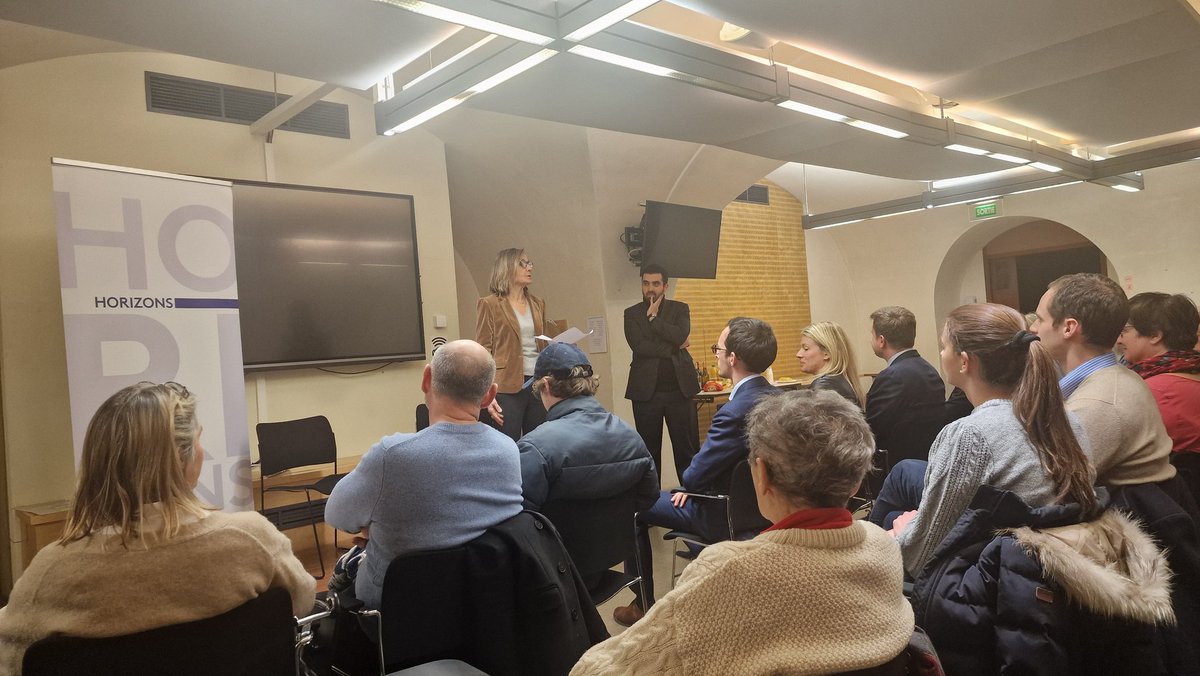 Plus d’une cinquantaine de personnes <a href="/Horizons78000/">Horizons Versailles Comité</a> pour écouter <a href="/b_abba/">Berangere Abba</a> Secrétaire générale déléguée @HorizonseParti. De riches échanges sur les positions, la stratégie du parti et sur les enjeux présents et à venir en présence de <a href="/AnnickBouquet/">Annick Bouquet</a>
<a href="/EmmanuelHaiat/">Emmanuel Haïat</a>
<a href="/M_Delacoux/">Marin Delacoux des Roseaux</a>