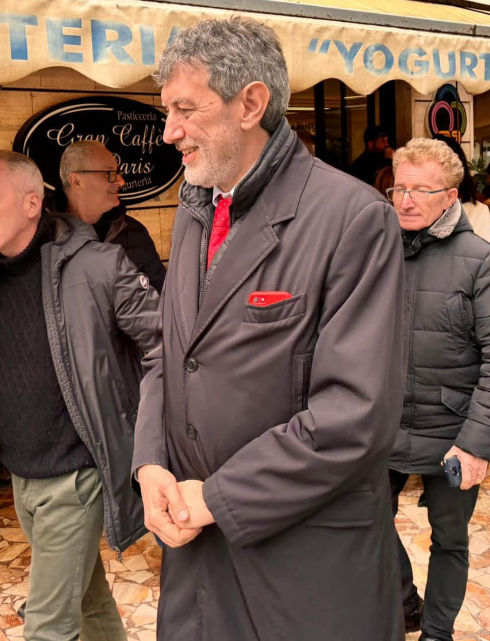 UGirovago77000's tweet image. Marsilio:é stata violata la mia Privacy🤦‍♂️
Cosa inventarsi per rimediare al fatto che abita a Roma...
Una troupe di giornalisti (per caso😂😂😂)sotto casa a Pescara gli fotografa le mutande stese...
Donne.. #Marsilio fa anche la lavatrice!!!
Come non votare un uomo così...😂😂😂😂