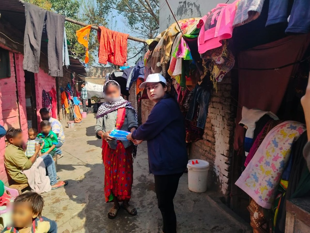 District Social Welfare Officer,Mamta Rajput,Nodal Officer,Mission Shakti,Jammu,organised awareness/distribution camp regarding menstrual health/hygiene on international women’s day in slums areas .The teams visited slum areas n distributed sanitary napkins n hygiene kits.