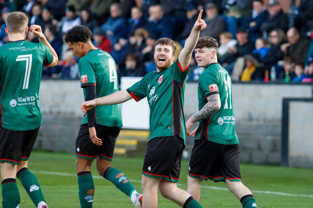 DidcotTownFC's tweet photo. 🚨⚽️Make your vote count for Sam.⚽️🚨

The Didcot Town midfielder  is now in the running for the Southern League goal of the month for February and he is just ahead with just a few hours remaining. 

Sam is on the shortlist for his wonder strike at Salisbury. 

Didcot Town fans,  do your thing and vote for Sam on X. 

Share the post. 

Head to X and search @SouthernLeague1

https://t.co/gdh9i0lOJC

#upthediddy 🔴⚪️🔴👊