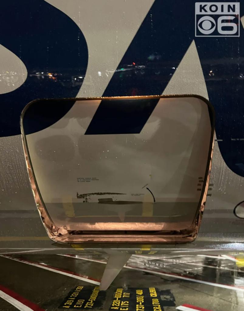 aviationbrk's tweet photo. Alaska Airlines 737-900ER lands in Portland with its cargo door open. https://t.co/Z09P3K6TQ5