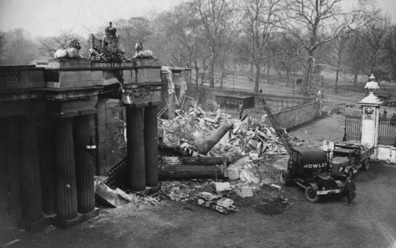 Vanguard_WW2's tweet photo. During the night of 8/9 March 1941, Luftwaffe bombers attack London. Buckingham Palace suffers further damage, this time at the forecourt and Northgate Lodge where a policeman is on duty. 25-year old Constable Christopher 'Steve' Robertson is killed by flying debris. https://t.co/3kdfo6XQcg
