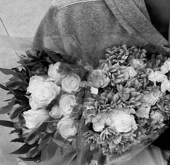 Вчера толком не успели нормально поздравить наших героинь, которые вывозят весь этот цирк в нашей импровизированной поездке, поэтому сегодня весь день ваш.
Вот уже и цветочки от всех нас подъехали