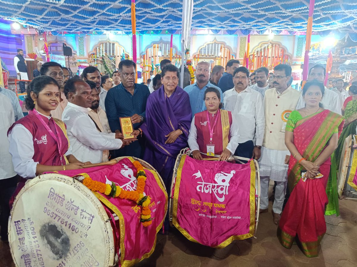 dvkesarkar's tweet photo. महाशिवरात्रीनिमित्त श्री क्षेत्र कुणकेश्वर येथे भेट दिली. महादेवाची पूजा करून दर्शन घेतले. समस्त जनतेला सुखी, समाधानी व निरोगी ठेव अशी प्रार्थना केली.
.
.
.
#DeepakKesarkar #EducationMinister #Maharashtra #Kunkeshwar #Mahashivratri #Mahadev #महाशिवरात्री #कुणकेश्वर #महादेव #दर्शन