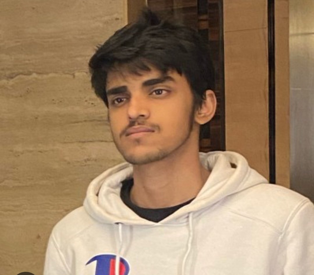 NewsAlgebraIND's tweet image. Whom are you supporting?

Like for Elvish Yadav
Retweet for Maxtern

Let&apos;s see who wins.