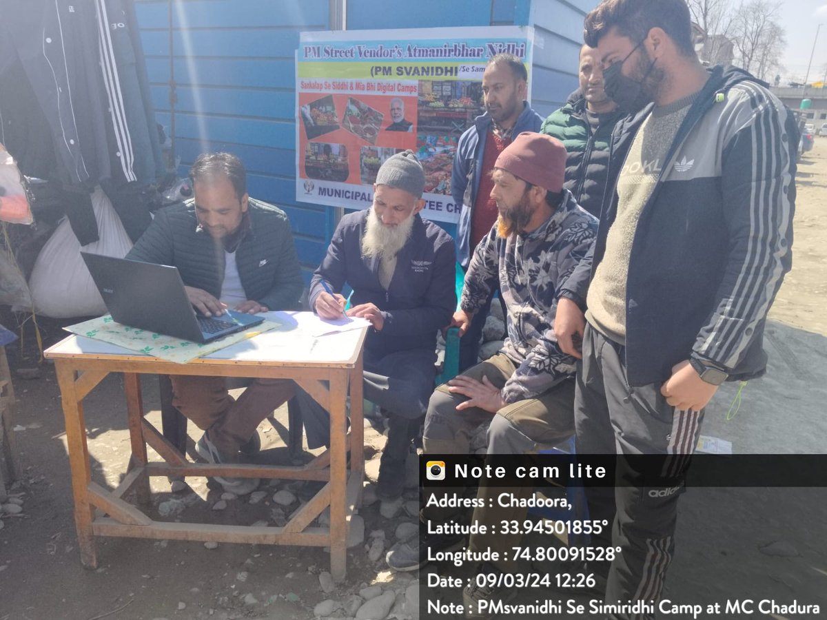 EChadoora's tweet image. Today on 09-03-2024 
"Mai b Digital"camp under PM svanidhi scheme is going on at Town Chadoora .
@DULBKASHMIR
@DC_Budgam  #OfficeOfLGJandK #cleanandgreenjk #IndiaVsGarbage #SwachhBharatAbhiyan  #cleanbharat #PMSVANidhi