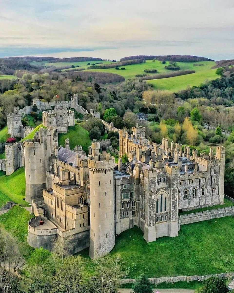 El castillo de Arundel, Inglaterra, a orillas del Río Arun del que recibe su nombre, es un castillo medieval de estilo gótico inglés restaurado. Sus orígenes se remontan al reinado de Eduardo el Confesor (1042-1066) y terminado por Roger II de Montgomery, primer conde de Arundel.