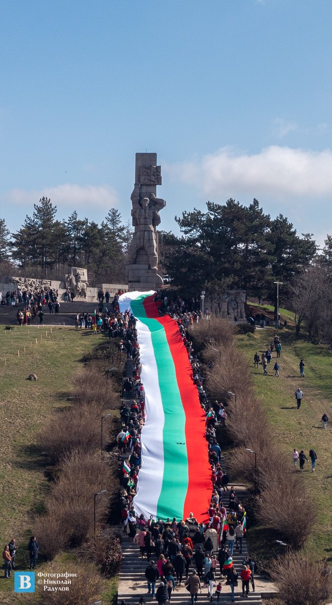 Vreme2001's tweet photo. 110-метрово българско знаме бе поставено на Мемориален комплекс "Априлци" в Панагюрище по време на честването на Националния празник Трети март
#news #bulgaria #flag #Панагюрище #третимарт #знаме #dronephotography #HistoryMatters #Historia #historiareal #Histoire #newsphoto https://t.co/73053pfqx3