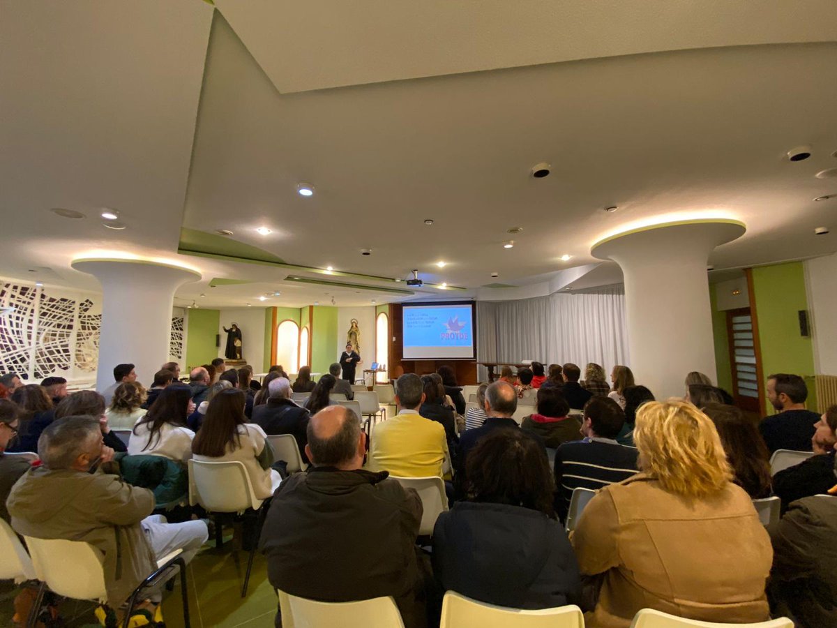 LaSalleSdr's tweet photo. 🔝Ayer celebramos en el colegio una nueva edición de la  #CenaSolidaria @proyde🕊️ a beneficio del #ProyectoClima en Burkina Faso en laque participó toda la comunidad educativa 
#Gracias👏🏻
#hacemosPastoral💙💛
#SomosLaSalle💫 https://t.co/AxwB6jiMlq