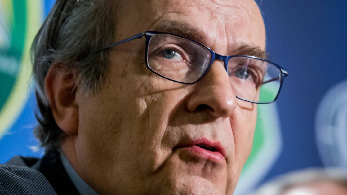 #Melkert Nog even het gedicht dat Gerrit Komrij schreef over Melkert, na de moord op Fortuyn,

De zittende politicus

Hij heeft nog nooit gedanst. Hij kent zijn doel.

Nog nooit is op zijn vale klerkensmoel

Zomaar een lach verschenen, maar die nacht,

Nadat de gek de nar had