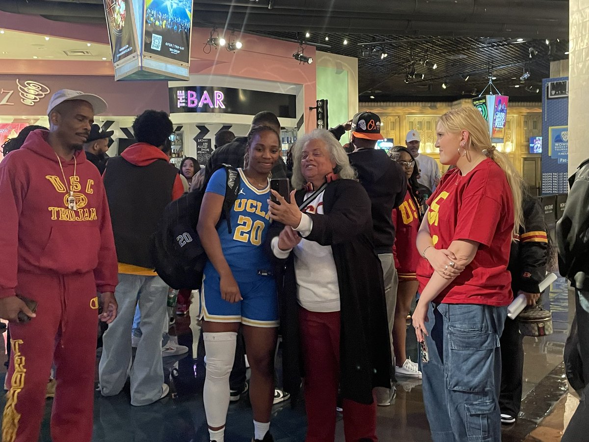 <a href="/UCLAWBB/">UCLA Women's Basketball</a> <a href="/CharismaOsborne/">Charisma ⚡️</a> is such an outstanding player, person &amp; leader, USC fans were asking to take pics with her &amp; telling her how amazing she is! Icon energy baby!!