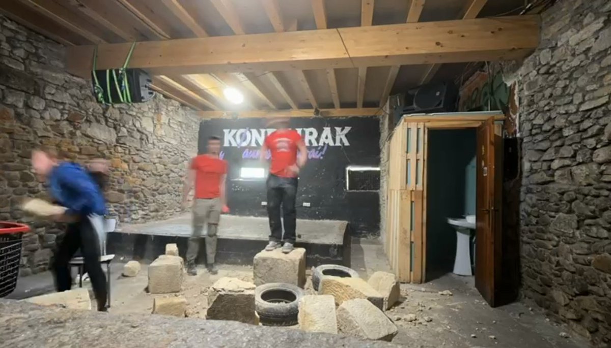 Goixa 
➡️🧑‍🏭🧑‍🔧🪛🔨⛏️⚒️🥽🪚🧱➡️ eberdixe

Ia eztau zutabe atzien eskutetarik eta 5 pertsona gehixauk dekie dantza eiteko lekue!! 😎💃

Gora auzolanaaa!