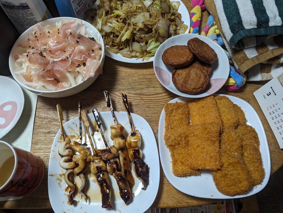 Cookingharu's tweet photo. 今日のよるごはんはイカ焼き串とがんすと赤天とさつま揚げと焼きそばと新玉ねぎと生ハムのサラダにしました
#よるごはん
#晩酌
#宅飲み
#料理好きさんと繋がりたい
#お酒好きな人と繋がりたい https://t.co/c7GhZ0MAjP