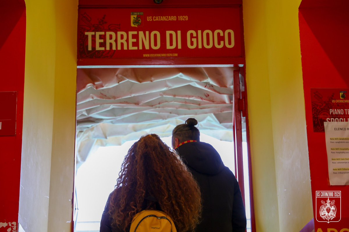 USCatanzaro1929's tweet photo. 🤝 | PARTNER
Sorrisi da #MatchExperience allo Stadio Nicola Ceravolo 😍
I nostri sponsor hanno avuto la possibilità effettuare il tour della casa delle aquile: dagli spogliatoi, alle zone dedicate a stampa e interviste, passando dall’area hospitality fino a bordocampo! https://t.co/OlSFCrMVLL