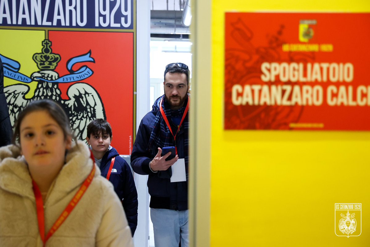 USCatanzaro1929's tweet photo. 🤝 | PARTNER
Sorrisi da #MatchExperience allo Stadio Nicola Ceravolo 😍
I nostri sponsor hanno avuto la possibilità effettuare il tour della casa delle aquile: dagli spogliatoi, alle zone dedicate a stampa e interviste, passando dall’area hospitality fino a bordocampo! https://t.co/OlSFCrMVLL