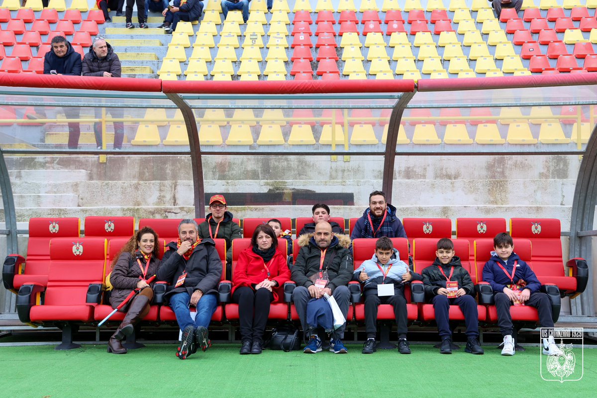 USCatanzaro1929's tweet photo. 🤝 | PARTNER
Sorrisi da #MatchExperience allo Stadio Nicola Ceravolo 😍
I nostri sponsor hanno avuto la possibilità effettuare il tour della casa delle aquile: dagli spogliatoi, alle zone dedicate a stampa e interviste, passando dall’area hospitality fino a bordocampo! https://t.co/OlSFCrMVLL