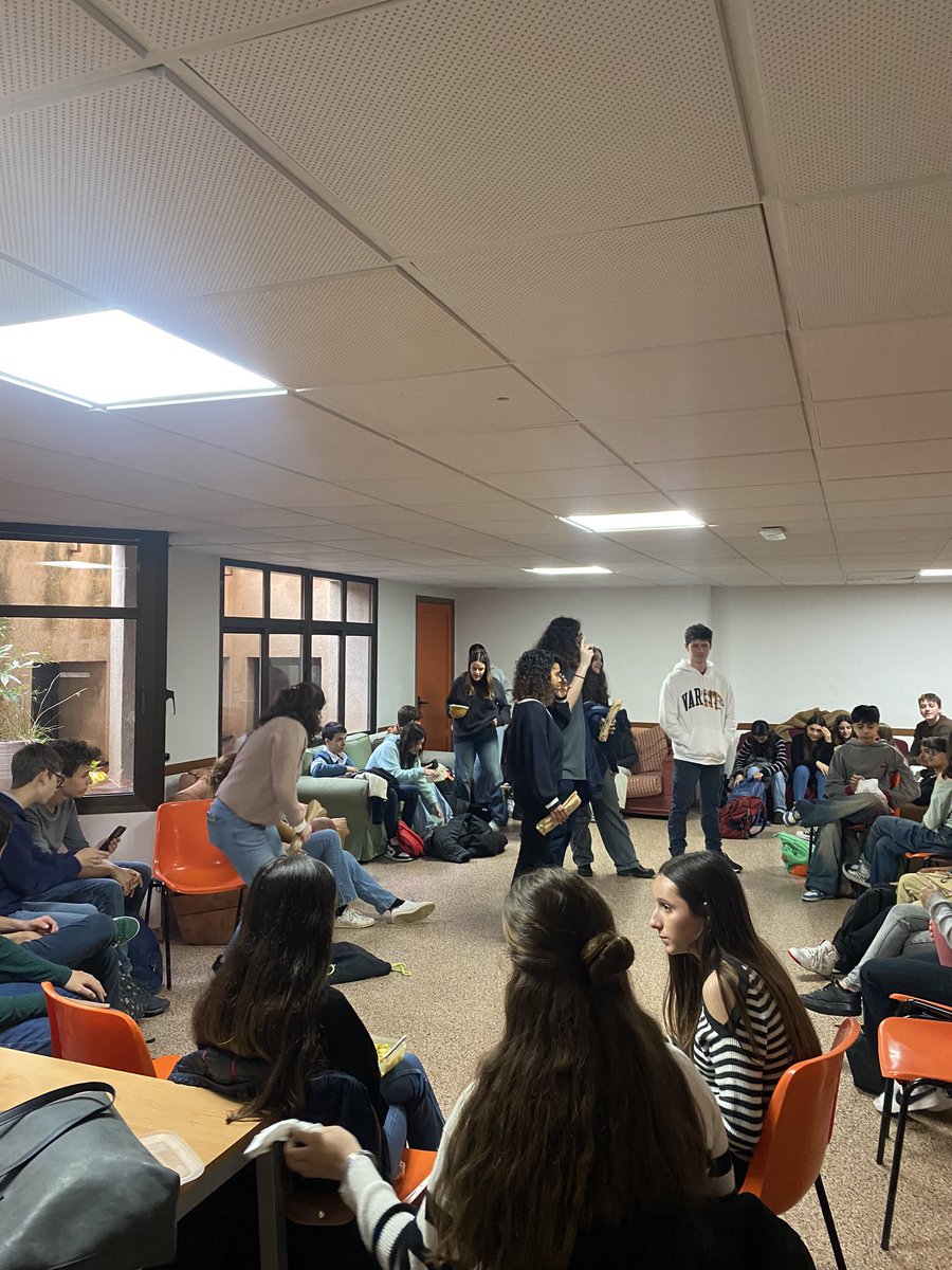 JovesLoiola's tweet photo. Comencem la pregària d’inici de Servir+ de @JovesLoiola De nou, una jornada on els joves de @JesuitesEdu comparteixen moments i es posen al servei dels altres ❤️ @Casal_Loiola https://t.co/49JH52sAou