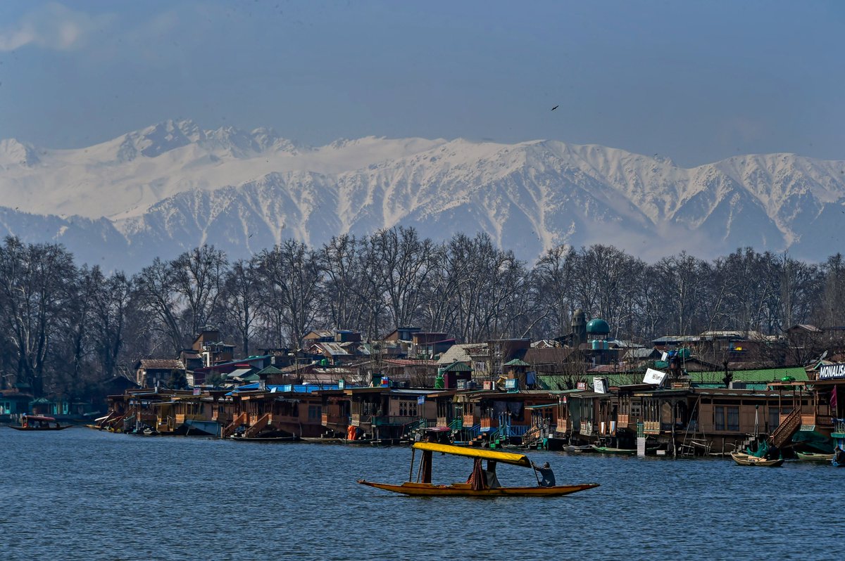 #kashmirweather #kashmirdiaries #sunnyday #Dallake #Kashmir #Weather #houseboats #boat
