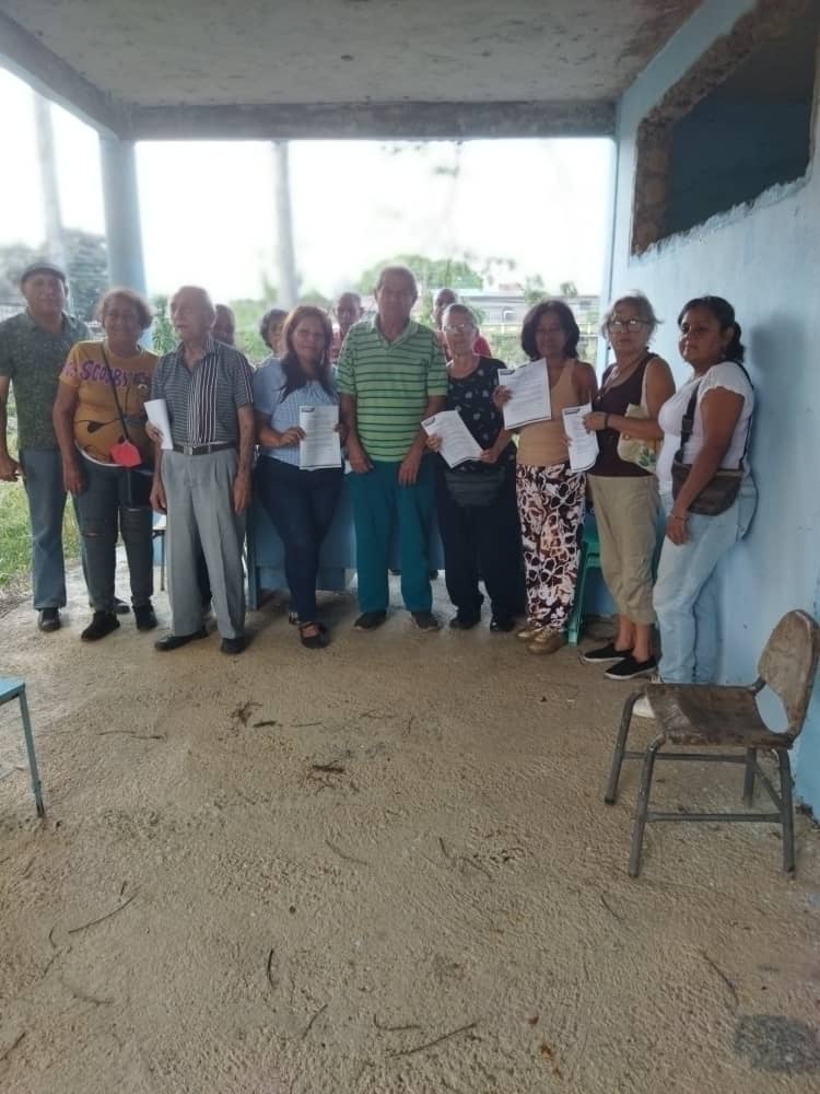 gelvispsuv's tweet photo. POSTULACION DE NUESTRO PRESIDENTE NICOLAS MADURO COMO CANDIDATO PRESIDENCIAL. EN COMUNIDAD SANTA ANA. Naguanagua @NicolasMaduro @PartidoPSUV @rafaellacava10 https://t.co/4N76Niozbu