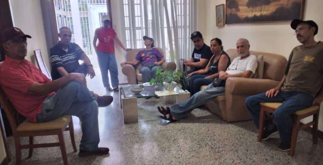 gelvispsuv's tweet photo. Dirigentes de la comunidad Guayabal Los Naranjos de Naguanagua postulan a Nicolas Maduro para Candidato presidemcial @NicolasMaduro @PartidoPSUV @rafaellacava10 https://t.co/cFnuO6hnIt