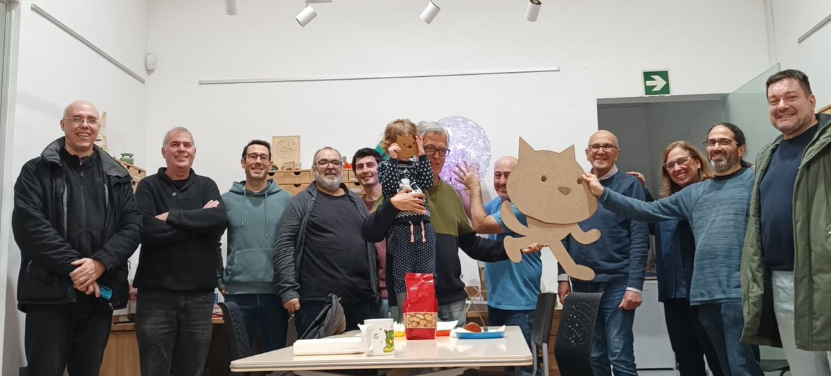 @elejurado @FabRIC2021 @Puntmultimedia @bernatmarki @nuvustudio @oreoxou @gelabert_vich @JesusArbues @FerranGozalvez Les part del nostre #SCRATCH amb alguns dels assistents i les lampades d'en @FerranGozalvez #ScratchEdMeetUp #BCN