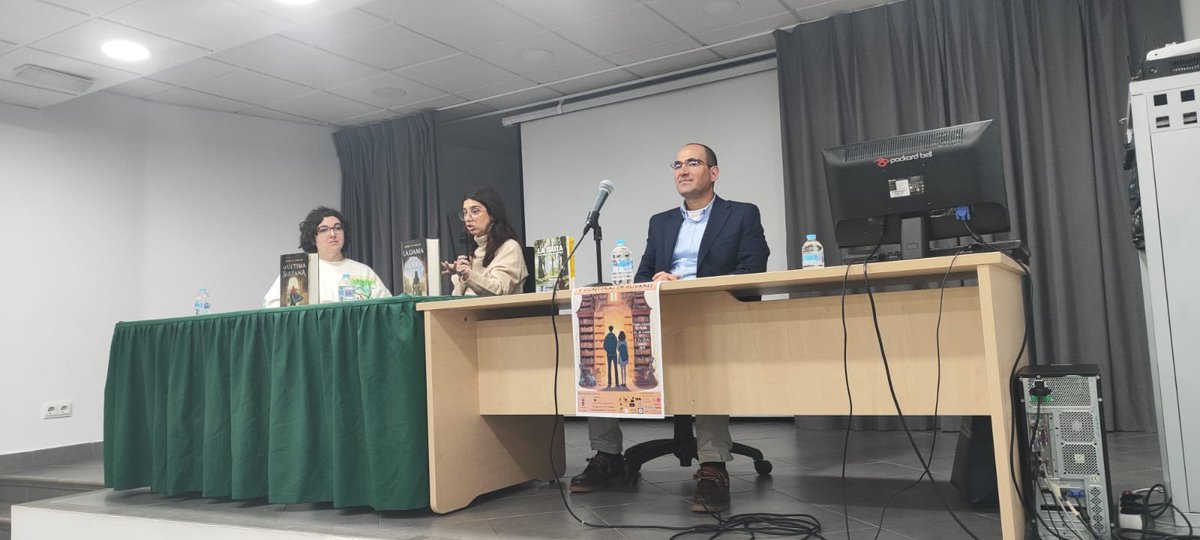 Hemos arrancado el sábado en #EDEEO con una chata estupenda y espectacular con <a href="/AndreaDlrm/">Andrea D. Morales 🕌</a> y Juan Daniel hablando de literatura histórica. Hemos disfrutado mucho con sus anotaciones.