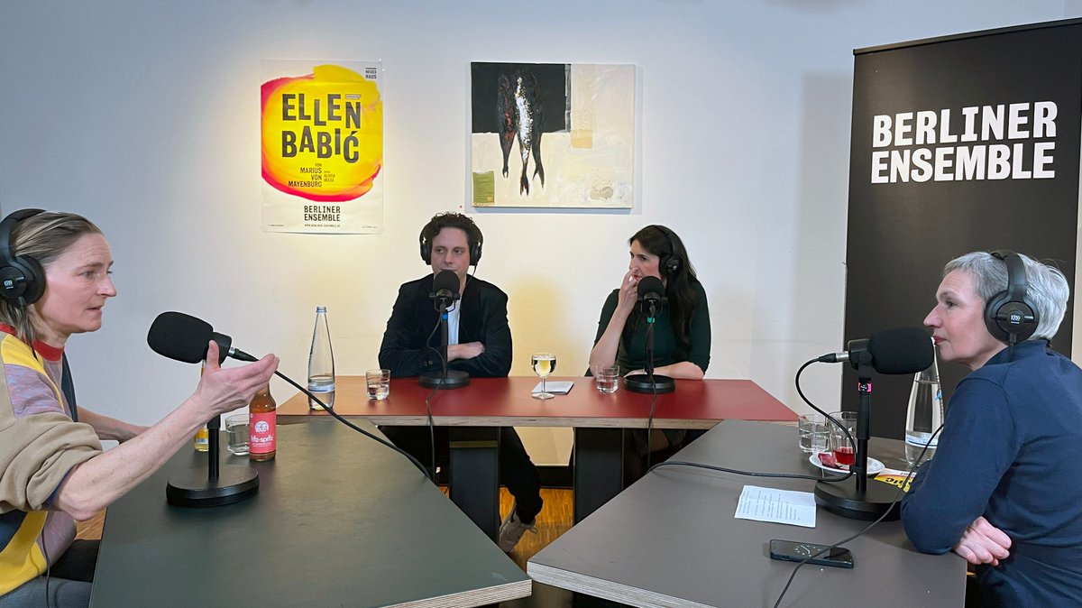 blnensemble's tweet image. Theater und die Welt: in unserem Podcast &quot;Wie war&apos;s?&quot; geht Marion Brasch jede Woche mit prominenter Begleitung ins Theater und im Anschluss sprechen sie in der Kantine drüber. diese Woche waren @IrisGavric und @matthias_renger in &quot;Ellen Babić&quot;. berliner-ensemble.de/podcast #BEpodcast
